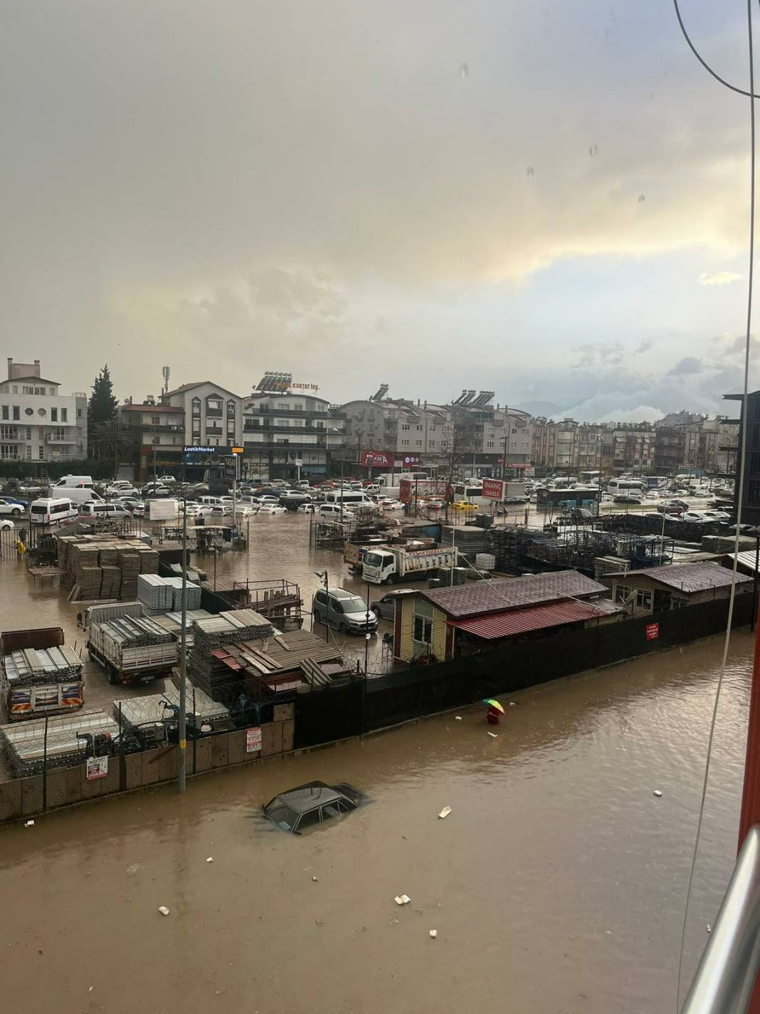 Seralar hayalet gibi uçtu! Pencereden bakan Antalyalılar gözlerine inanamadı - Resim: 41